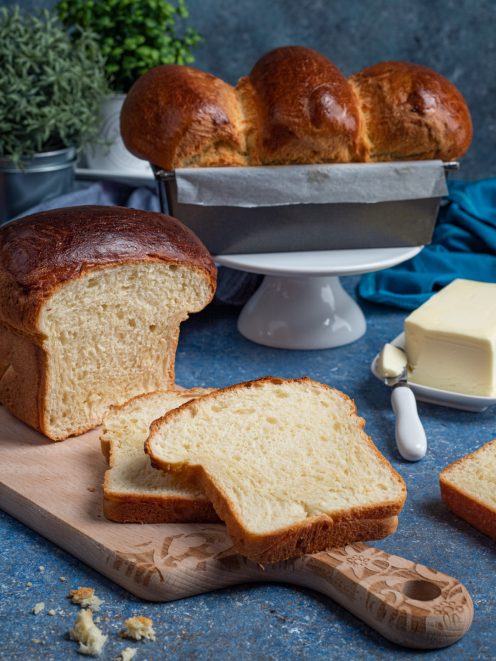 Pan brioche affettato con mollica soffice e crosta dorata, servito con burro