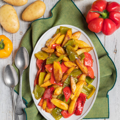 Pipi e patate saltati in padella con peperoni rossi e verdi a falde e patate dorate a spicchi