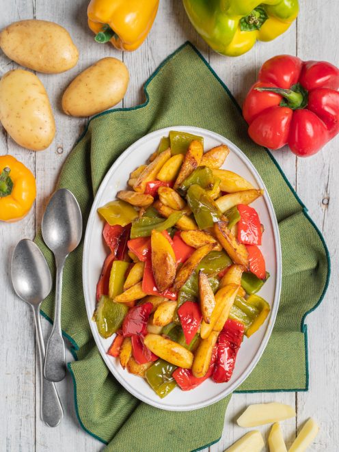 Pipi e patate saltati in padella con peperoni rossi e verdi a falde e patate dorate a spicchi