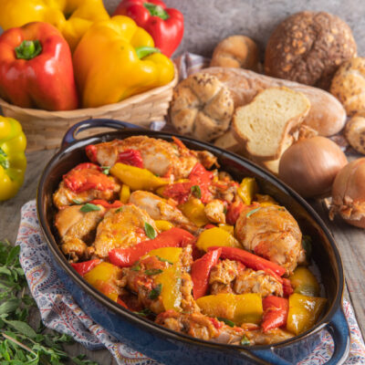 Pollo con peperoni alla romana con falde rosse e gialle in salsa di pomodoro