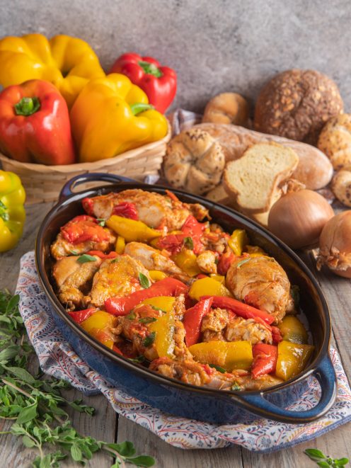 Pollo con peperoni alla romana con falde rosse e gialle in salsa di pomodoro