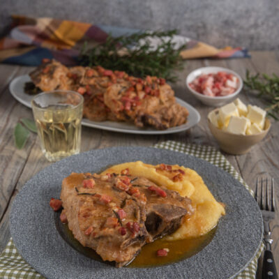 Roastin negaa con polenta gialla, cotenna di maiale e pancetta a dadini nel sugo