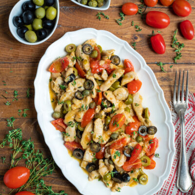 Straccetti di pollo con olive verdi e nere, pomodorini, capperi e timo fresco