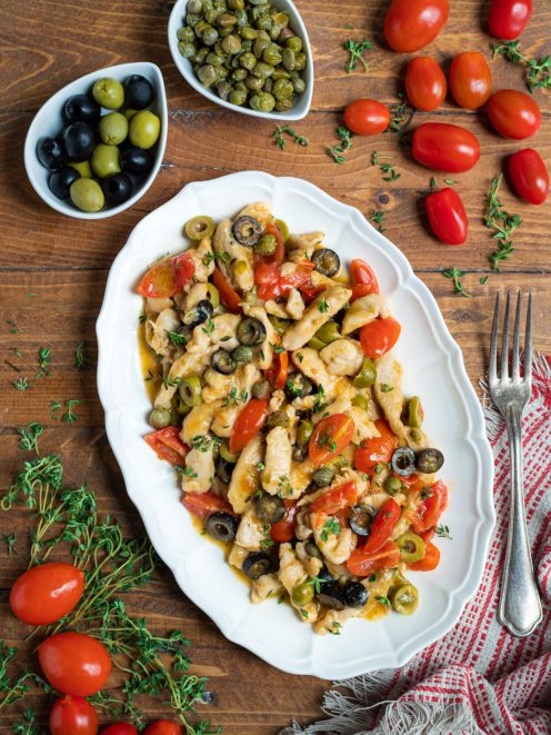 Straccetti di pollo con olive verdi e nere, pomodorini, capperi e timo fresco