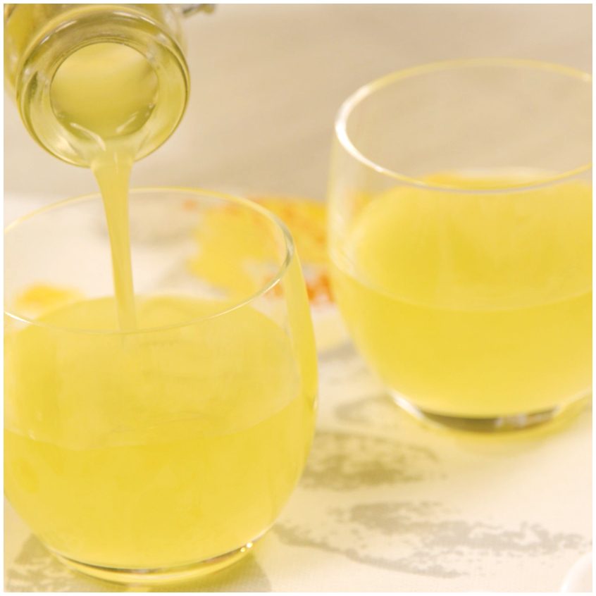 Bottiglia di limoncello pronta, servita ghiacciata direttamente dal freezer