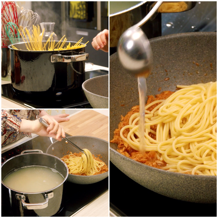 Spaghetti scolati e trasferiti nel sugo, con acqua di cottura versata a mestolo per amalgamare