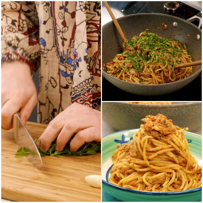 Prezzemolo tritato finemente su tagliere, pronto per condire gli spaghetti in padella