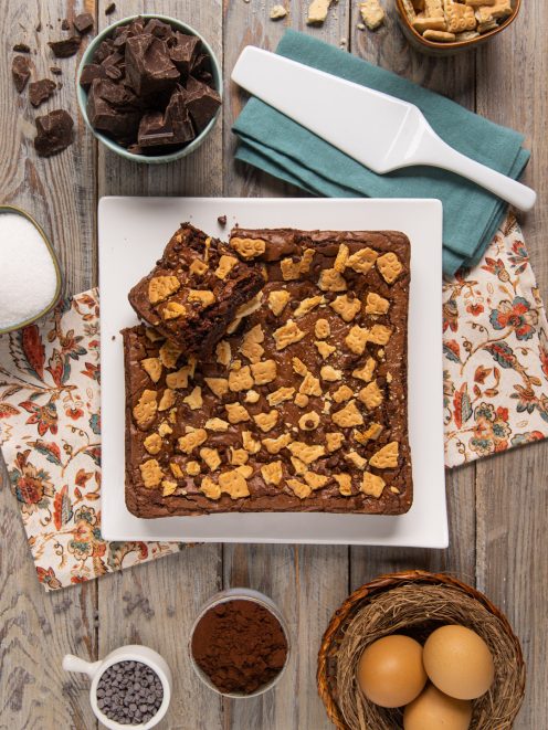 Brownies cioccolato e biscotti tagliati a quadrotti con gocce di cioccolato e biscottini croccanti sopra