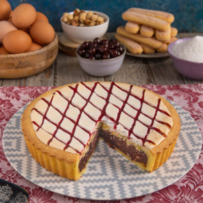 Crostata biscotto all'amarena tagliata, con crema al cioccolato e glassa a rombi di amarena