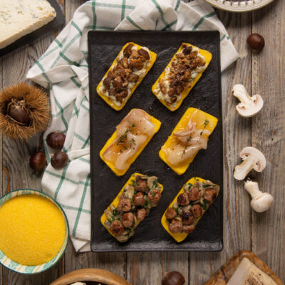 Crostini di polenta autunnali con tre farciture: funghi e castagne, scamorza affumicata e salsiccia con champignon