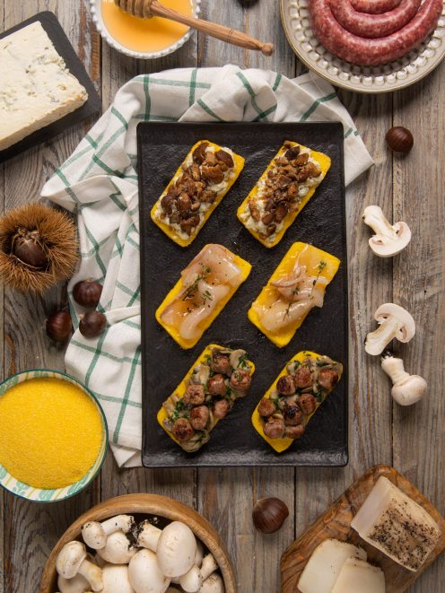 Crostini di polenta autunnali con tre farciture: funghi e castagne, scamorza affumicata e salsiccia con champignon
