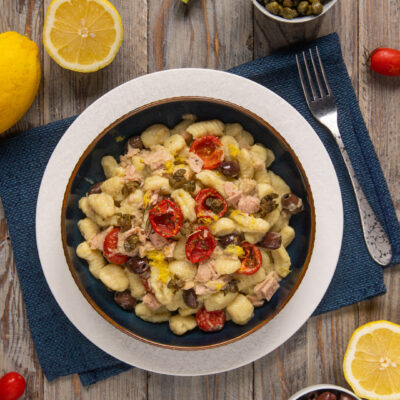 Gnocchi alla mediterranea con tonno, pomodorini confit, olive taggiasche e capperi in ciotola