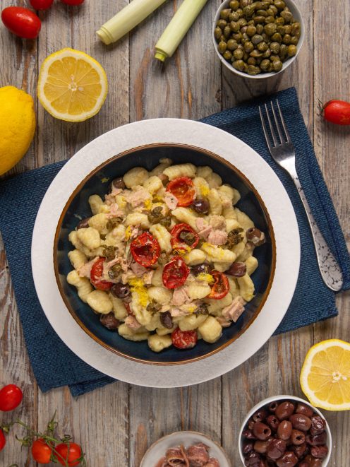 Gnocchi alla mediterranea con tonno, pomodorini confit, olive taggiasche e capperi in ciotola
