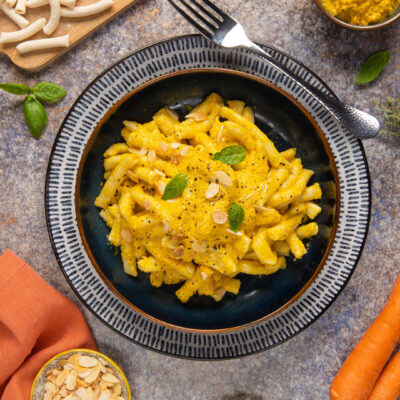 Maccheroni lisci con pesto di carote, mandorle a lamelle e foglie di basilico fresco