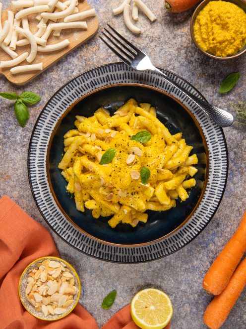 Maccheroni lisci con pesto di carote, mandorle a lamelle e foglie di basilico fresco