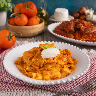 Manfredi alla ricotta con sugo di pomodoro e foglia di basilico fresco