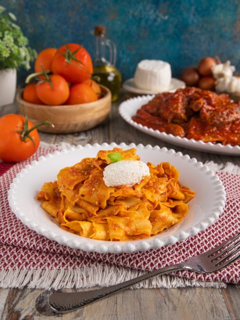 Manfredi alla ricotta con sugo di pomodoro e foglia di basilico fresco