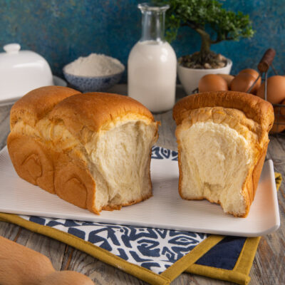 Pane al latte con metodo giapponese spezzato a metà, con mollica soffice e filante