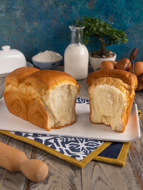 Pane al latte con metodo giapponese spezzato a metà, con mollica soffice e filante