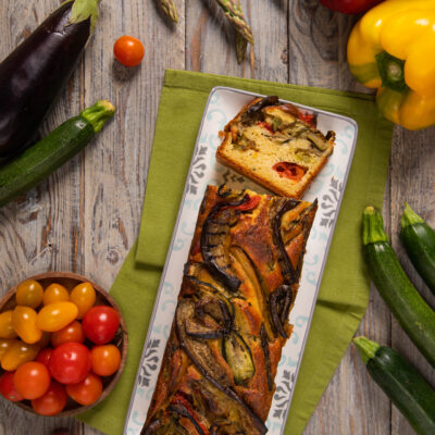 Plumcake salato vegetariano affettato con melanzane, zucchine e peperoni arrostiti in superficie