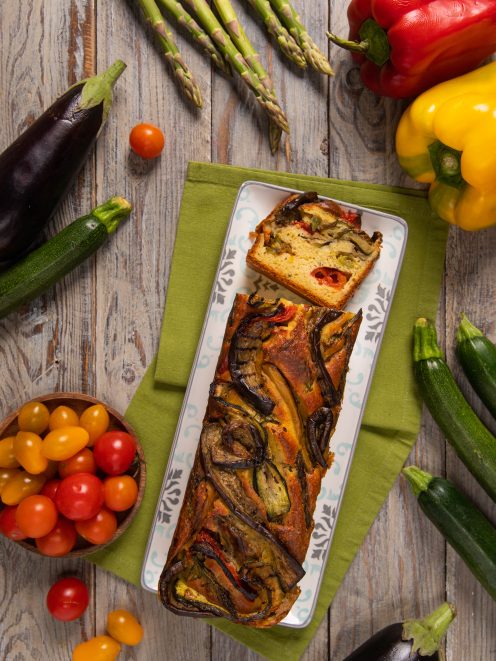 Plumcake salato vegetariano affettato con melanzane, zucchine e peperoni arrostiti in superficie