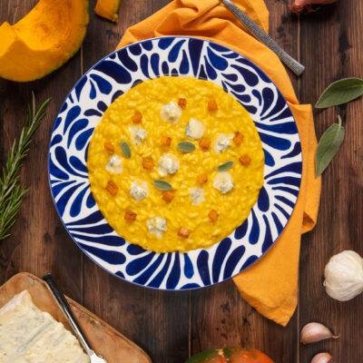 Risotto zucca e gorgonzola con cubetti di zucca arrostiti e foglie di salvia