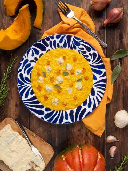 Risotto zucca e gorgonzola con cubetti di zucca arrostiti e foglie di salvia