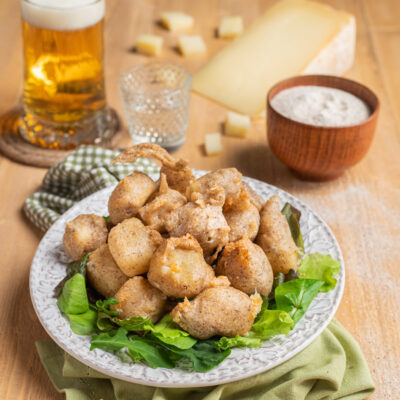 Sciatt valtellinesi fritti in pastella croccante serviti su foglie di insalata fresca