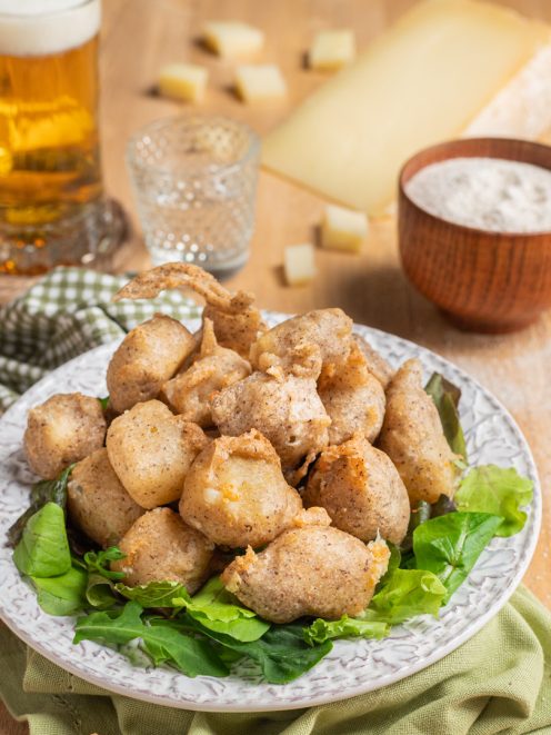 Sciatt valtellinesi fritti in pastella croccante serviti su foglie di insalata fresca