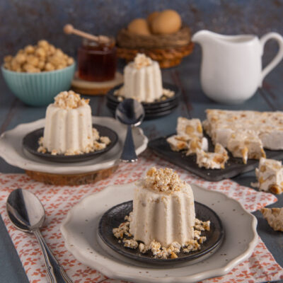 Semifreddo al torroncino sformato con briciole di torrone croccante sparso intorno