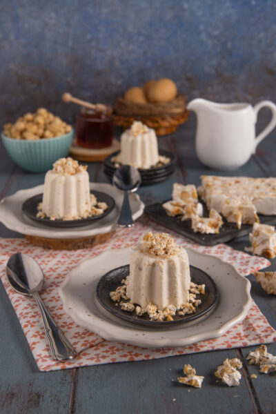 Semifreddo al torroncino sformato con briciole di torrone croccante sparso intorno