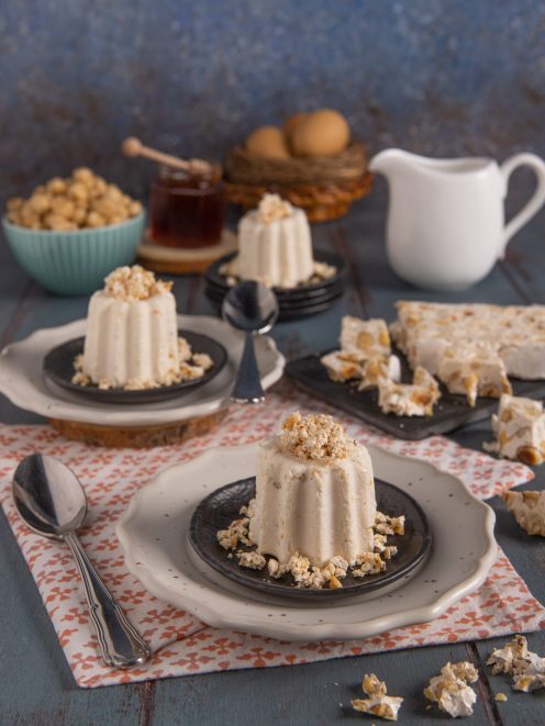 Semifreddo al torroncino sformato con briciole di torrone croccante sparso intorno