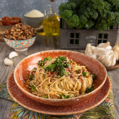 Spaghetti al pesto di noci con broccoli e pomodori secchi conditi con granella croccante