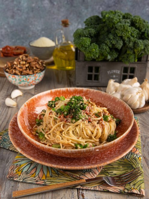 Spaghetti al pesto di noci con broccoli e pomodori secchi conditi con granella croccante
