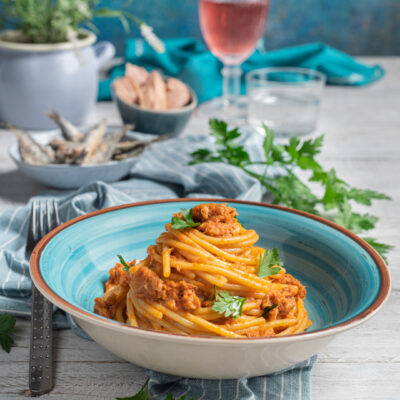 Spaghetti alla fanese conditi con sugo di tonno e pomodoro, guarniti con prezzemolo fresco