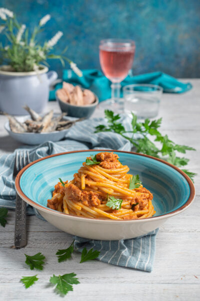 Spaghetti alla fanese conditi con sugo di tonno e pomodoro, guarniti con prezzemolo fresco