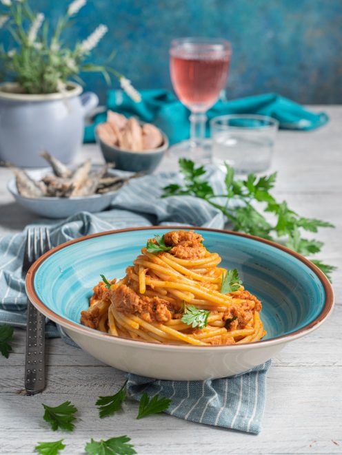 Spaghetti alla fanese conditi con sugo di tonno e pomodoro, guarniti con prezzemolo fresco
