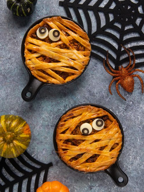 Tortine mummia di Halloween con strisce di pasta intrecciate e occhi di pasta di zucchero in mini padelle