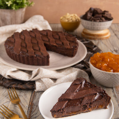 Crostata sacher con copertura a losanghe di cioccolato e confettura di albicocche in mostra