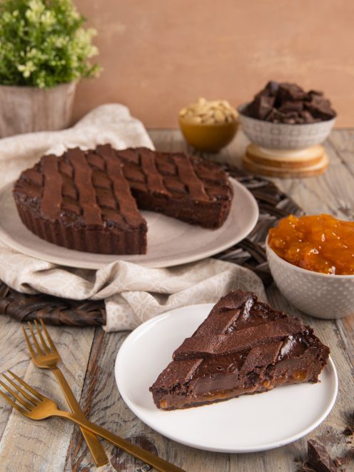 Crostata sacher con copertura a losanghe di cioccolato e confettura di albicocche in mostra
