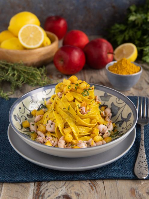 Fettuccine al curry con mele, calamari e pane croccante arrotolate in un nido dorato profumato al prezzemolo