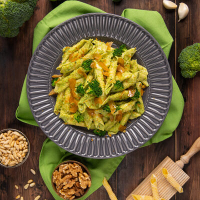 Garganelli con pesto di broccoli conditi con scaglie di aglio dorato e cimette di broccolo