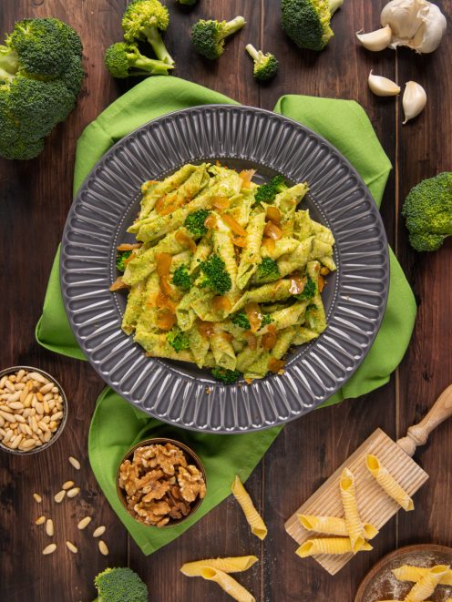 Garganelli con pesto di broccoli conditi con scaglie di aglio dorato e cimette di broccolo