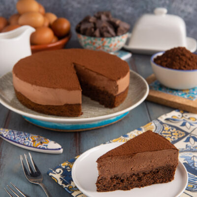 Lisbon chocolate cake con strato di mousse al cioccolato e cacao in polvere, una fetta servita in primo piano