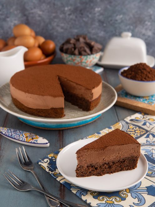 Lisbon chocolate cake con strato di mousse al cioccolato e cacao in polvere, una fetta servita in primo piano