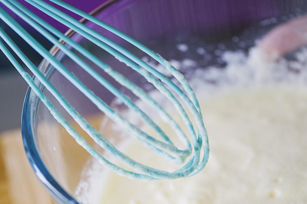 Pastella per pancake in preparazione con una frusta