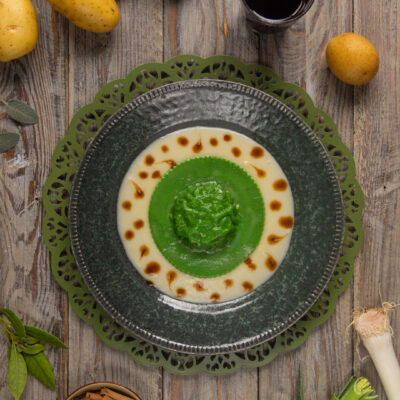 Raviolone al brasato di stinco adagiato su vellutata di patate con gocce di fondo bruno