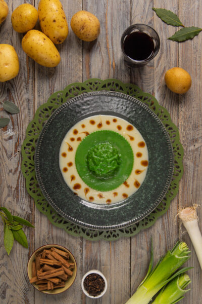 Raviolone al brasato di stinco adagiato su vellutata di patate con gocce di fondo bruno