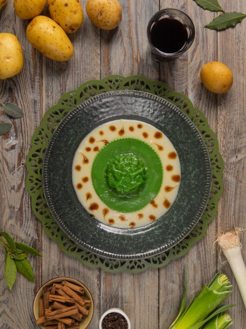 Raviolone al brasato di stinco adagiato su vellutata di patate con gocce di fondo bruno