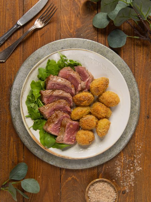 Tagliata di manzo al sangue con patate sabbiate dorate e rucola fresca